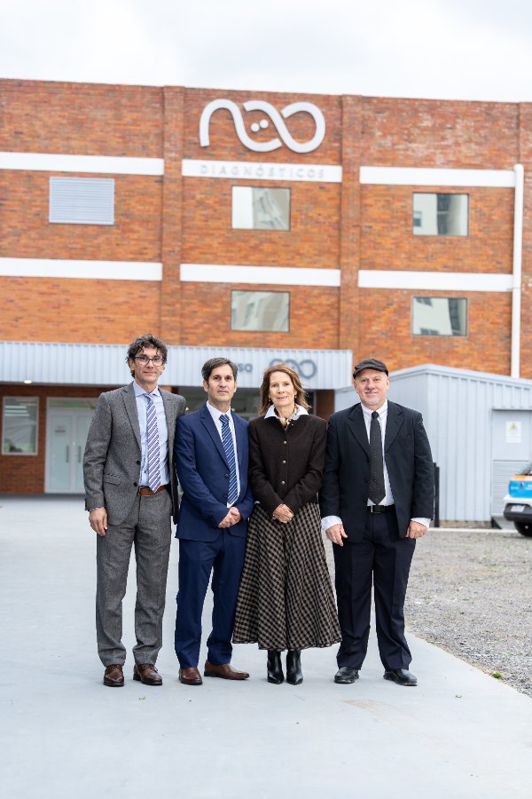 Neo Diagnósticos founding team at the new plant